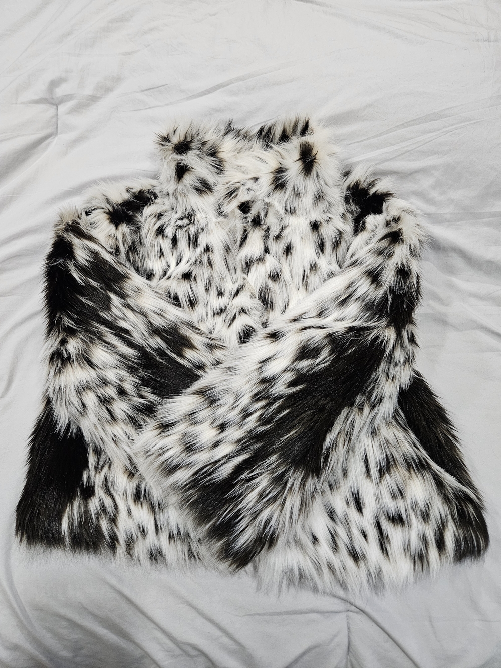 Badgley Mischka Faux Fur Leopard-Print Jacket in White and Black - Picture 4 of 6